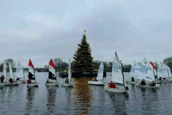 Opti Weihnachtsfeier rund um die Tanne