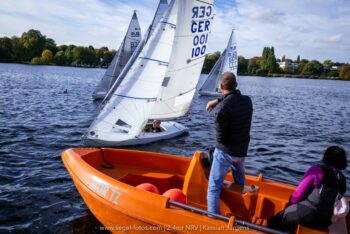 Einsteigen, segeln, begeistert sein