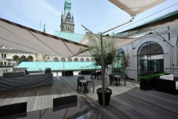 Olympischer Segelsport über den Dächern Hamburgs