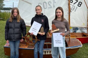 Zwei NRV Opti-Seglerinnen auf dem Podium