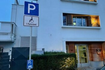 Behindertenparkplatz vor dem NRV